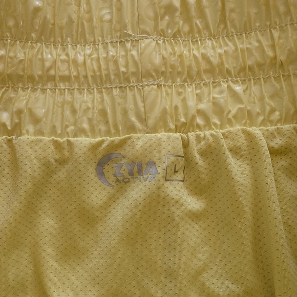 Zyia Active Fizzy Lemon Bubbles Hi-Rise Bomber Athletic Shorts - Picture 4 of 10